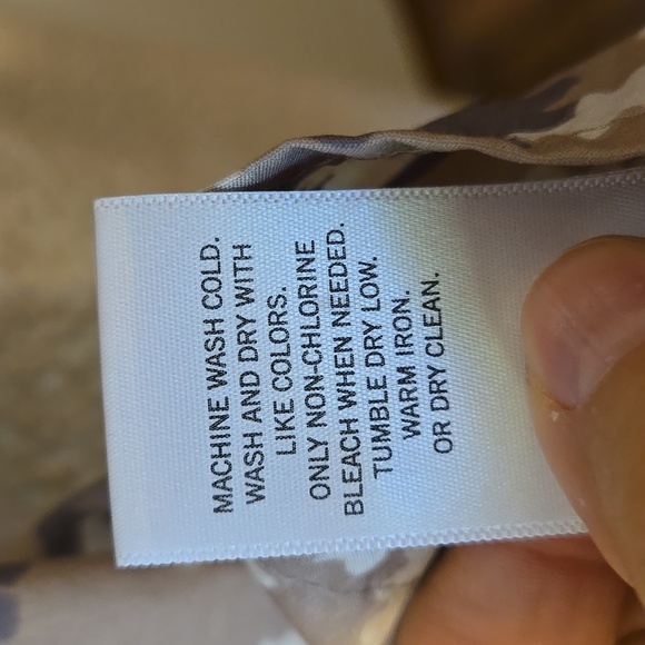 Banana Republic Patterned Top. Grey And Tan With Sleeves To The Elbow. - Picture 4 of 6